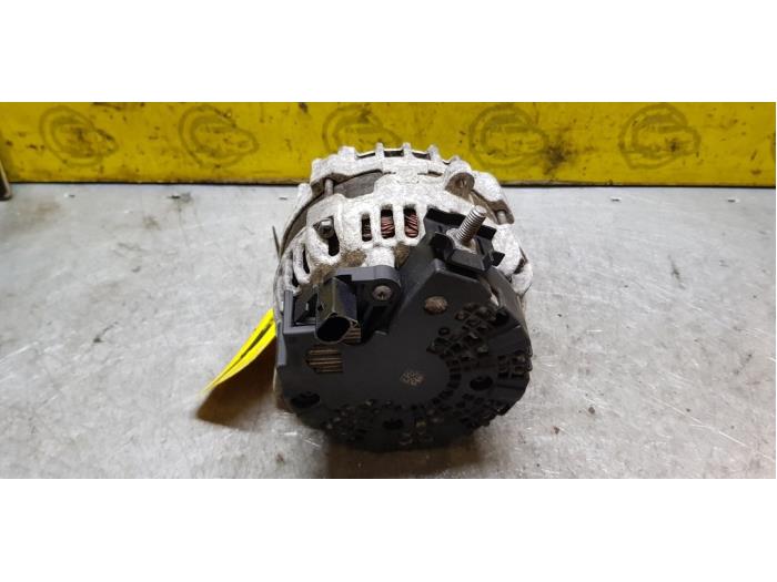 Dynamo van een Mercedes-Benz B (W246) 1.5 B-180 CDI,d 16V 2015