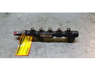 Gebruikte Injector brug Peugeot Partner Tepee (7A/B/C/D/E/F/G/J/P/S) 1.6 HDI 75 16V Phase 1 Prijs € 50,00 Margeregeling aangeboden door de Nollen autorecycling