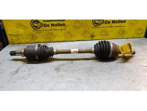 Gebruikte Aandrijfas links-voor Ford Focus 3 1.0 Ti-VCT EcoBoost 12V 100 Prijs € 150,00 Margeregeling aangeboden door de Nollen autorecycling