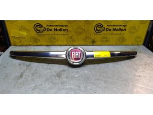 Gebruikte Grille Fiat 500L (199) Prijs € 40,00 Margeregeling aangeboden door de Nollen autorecycling