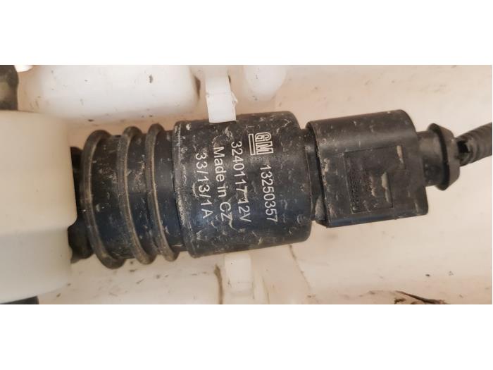 Ruitensproeiertank voor van een Opel Mokka/Mokka X 1.7 CDTI 16V 4x2 2014