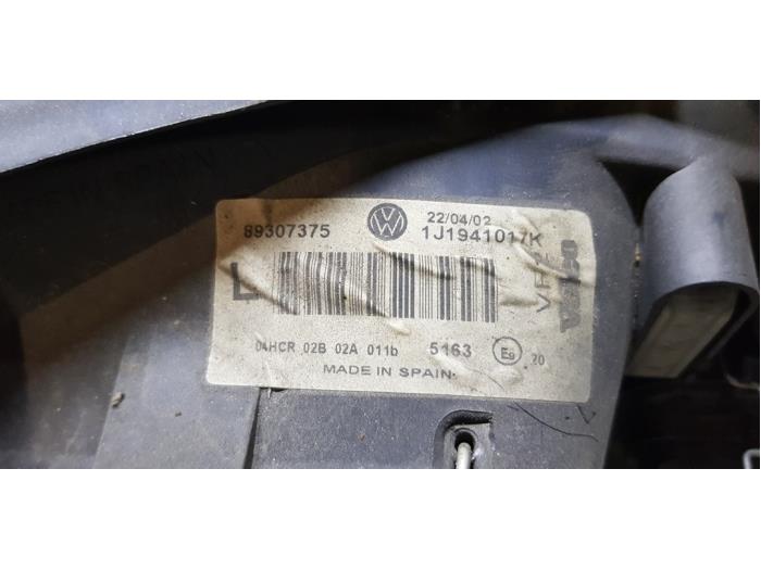 Linker Koplamp van een Volkswagen Golf IV (1J1) 1.8 20V 1999