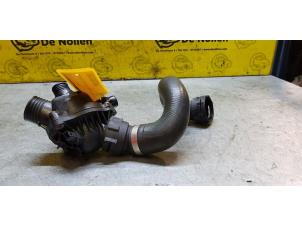 Gebruikte Thermostaathuis BMW Z4 Roadster (E89) sDrive 23i 2.5 24V Prijs € 90,75 Inclusief btw aangeboden door de Nollen autorecycling