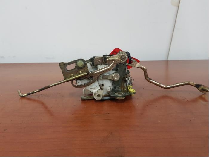 Deurslot Mechaniek 2Deurs rechts van een Hyundai H-1/H-200 2.5 Tdi 2006