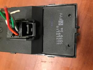 Gebruikte Ruit schakelaar elektrisch Opel Mokka/Mokka X 1.4 Turbo 16V 4x2 Prijs € 30,25 Inclusief btw aangeboden door de Nollen autorecycling