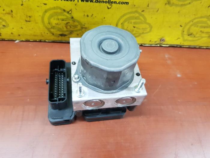 ABS Pomp van een Renault Twingo III (AH) 1.0 SCe 70 12V 2017