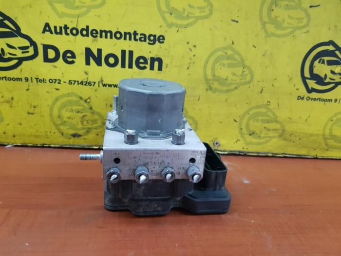 ABS Pomp van een Renault Twingo III (AH) 1.0 SCe 70 12V 2017