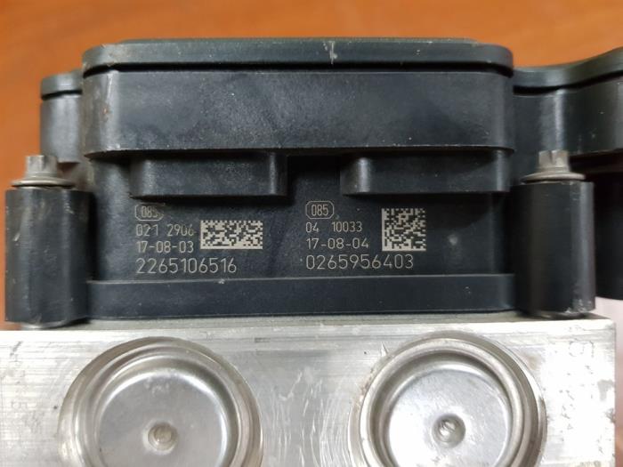 ABS Pomp van een Renault Twingo III (AH) 1.0 SCe 70 12V 2017