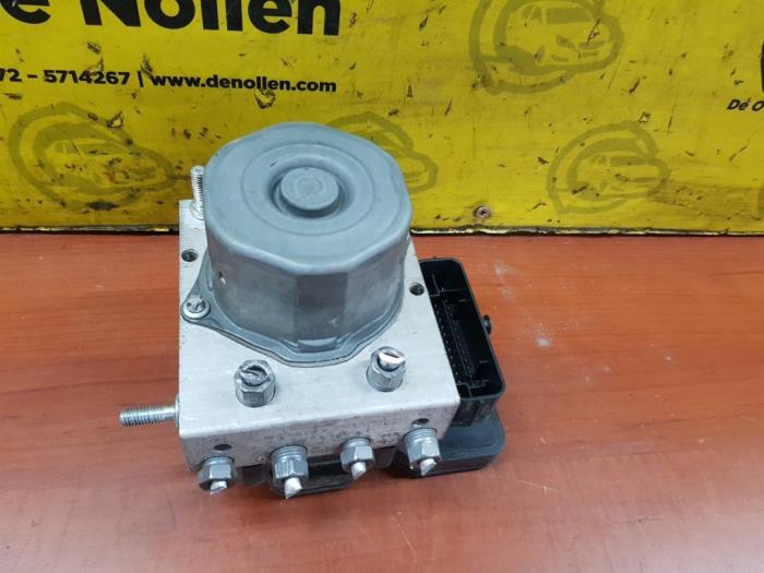 ABS Pomp van een Renault Twingo III (AH) 1.0 SCe 70 12V 2017