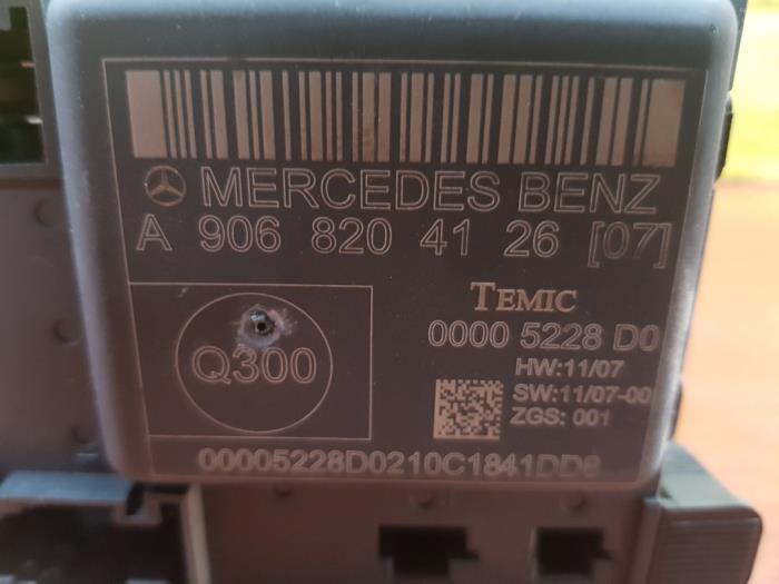 Portiervergrendelings Motor van een Mercedes-Benz Sprinter 3t (906.61) 210 CDI 16V 2011