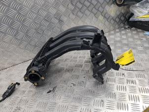 Gebruikte Inlaatspruitstuk Peugeot 208 I (CA/CC/CK/CL) 1.0 Vti 12V PureTech Prijs € 90,00 Margeregeling aangeboden door de Nollen autorecycling