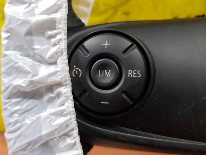 Stuurwiel van een MINI Mini (F55) 1.5 12V Cooper D 2019