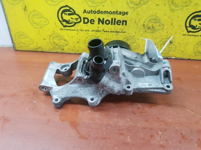 Gebruikte Waterpomp Mini Mini (F56) 2.0 16V John Cooper Works Prijs € 100,00 Margeregeling aangeboden door autodemontage denollen
