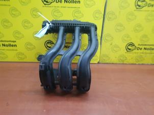 Gebruikte Inlaatspruitstuk Peugeot 208 I (CA/CC/CK/CL) 1.2 Vti 12V PureTech 82 Prijs € 150,00 Margeregeling aangeboden door de Nollen autorecycling