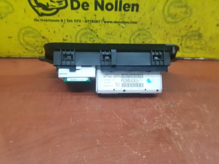 Gebruikte Display Interieur Renault Scénic I (JA) 1.6 16V Prijs € 30,00 Margeregeling aangeboden door autodemontage denollen