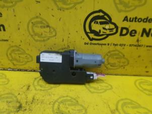 Gebruikte Schuifdak Motor Mercedes E (C207) E-180 1.6 16V Turbo BlueEfficiency Prijs € 88,00 Margeregeling aangeboden door de Nollen autorecycling