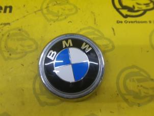 Gebruikte Embleem BMW X3 (F25) xDrive20d 16V Prijs € 30,00 Margeregeling aangeboden door de Nollen autorecycling