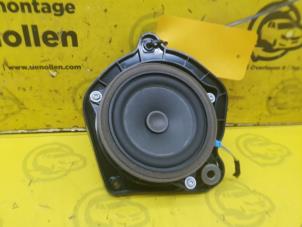 Gebruikte Speaker BMW X3 (F25) xDrive20d 16V Prijs € 30,00 Margeregeling aangeboden door de Nollen autorecycling