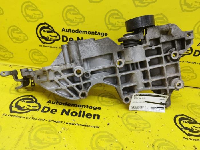 Gebruikte Dynamosteun boven Volkswagen Golf VI (5K1) 1.6 TDI 16V Prijs € 50,00 Margeregeling aangeboden door autodemontage denollen