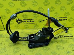 Gebruikte Schakelkabel Versnellingsbak Peugeot 208 I (CA/CC/CK/CL) 1.0 Vti 12V PureTech Prijs € 100,00 Margeregeling aangeboden door de Nollen autorecycling