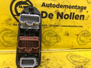 Gebruikte Elektrisch Raam Schakelaar Renault Scénic II (JM) 1.6 16V Prijs € 30,00 Margeregeling aangeboden door de Nollen autorecycling