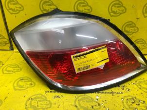 Gebruikte Achterlicht links Opel Astra H GTC (L08) Prijs € 30,00 Margeregeling aangeboden door de Nollen autorecycling