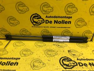 Gebruikte Gasdemperset Kofferdeksel Audi A4 Avant (B6) 2.4 V6 30V Prijs € 16,95 Margeregeling aangeboden door de Nollen autorecycling