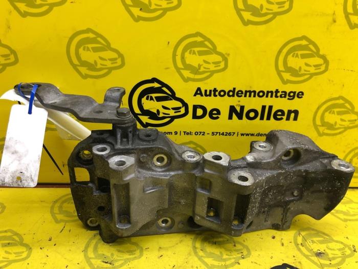 Gebruikte Dynamosteun onder BMW 4 serie (F32) 435d xDrive 3.0 24V Prijs € 40,00 Margeregeling aangeboden door autodemontage denollen