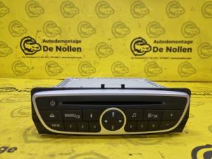 Gebruikte Radio CD Speler Renault Scénic III (JZ) 1.4 16V TCe 130 Prijs € 100,00 Margeregeling aangeboden door de Nollen autorecycling