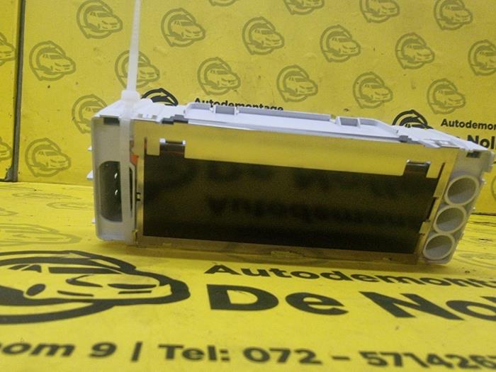 Gebruikte Display Interieur Renault Clio III (BR/CR) 1.2 16V 75 Prijs € 29,00 Margeregeling aangeboden door autodemontage denollen
