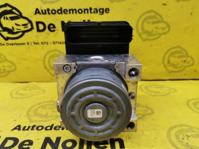 Gebruikte ABS Pomp Mercedes C (W205) C-200d 2.2 16V Prijs € 119,00 Margeregeling aangeboden door autodemontage denollen