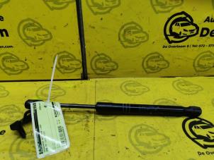 Gebruikte Gasdemper Motorkap links BMW M5 (F10) M550d 3.0 xDrive 24V Prijs € 35,00 Margeregeling aangeboden door de Nollen autorecycling