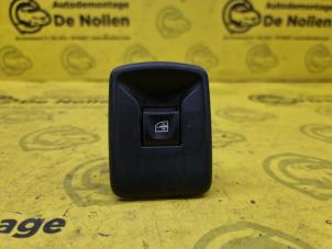 Gebruikte Elektrisch Raam Schakelaar Opel Vivaro B 1.6 CDTI Biturbo 125 Prijs € 15,00 Margeregeling aangeboden door de Nollen autorecycling