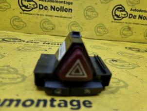 Gebruikte Paniekverlichtings Schakelaar Opel Corsa D 1.0 Prijs € 15,00 Margeregeling aangeboden door de Nollen autorecycling