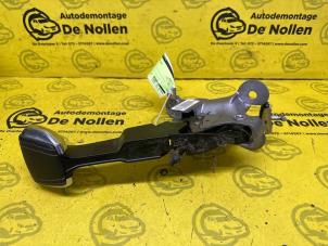 Gebruikte Handremhendel Peugeot 2008 (CU) 1.6 e-HDi FAP Prijs € 50,00 Margeregeling aangeboden door de Nollen autorecycling