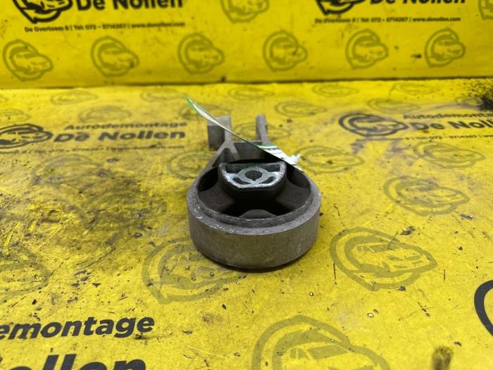 Gebruikte Versnellingsbak Steun Opel Adam 1.2 16V Prijs € 19,95 Margeregeling aangeboden door autodemontage denollen