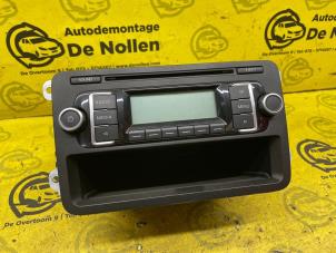 Gebruikte Radio CD Speler Volkswagen Polo V (6R) 1.2 12V BlueMotion Technology Prijs € 30,00 Margeregeling aangeboden door de Nollen autorecycling