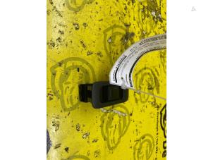 Gebruikte Schakelaar Elektrisch Raam Suzuki Liana (ERC/ERD/RH4) 1.6 MPi 16V Prijs € 14,95 Margeregeling aangeboden door de Nollen autorecycling