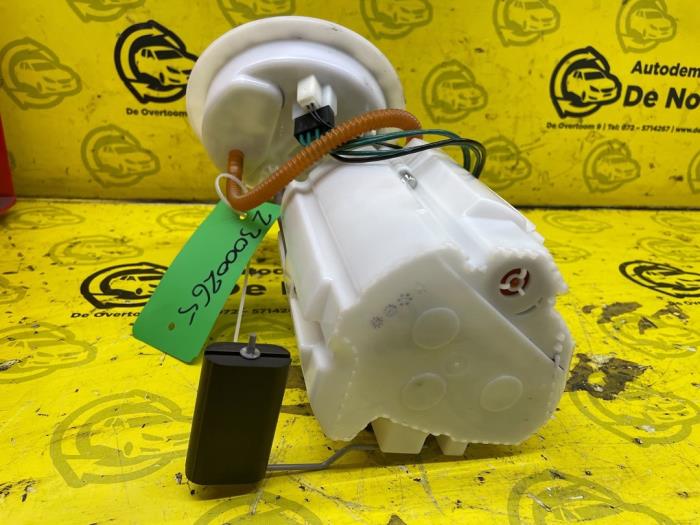 Benzinepomp van een MINI Mini Convertible (F57) 2.0 16V Cooper S 2017