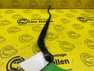 Gebruikte Ruitenwisserarm voor Mini Mini Convertible (F57) 2.0 16V Cooper S Prijs € 30,00 Margeregeling aangeboden door de Nollen autorecycling