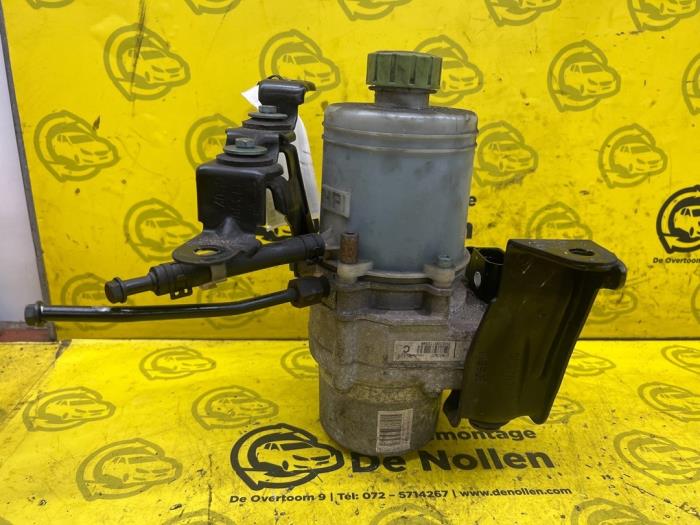 Stuurbekrachtiging Pomp van een Skoda Fabia (6Y2) 1.4i 16V 2004