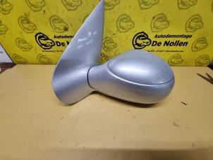 Gebruikte Spiegel Buiten links Peugeot 206 (2A/C/H/J/S) 1.6 16V Prijs € 30,00 Margeregeling aangeboden door de Nollen autorecycling