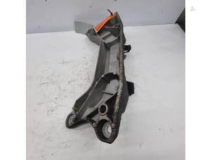 Gebruikte Versnellingsbak Steun BMW 1 serie (F21) 116i 1.6 16V Prijs € 29,00 Margeregeling aangeboden door de Nollen autorecycling