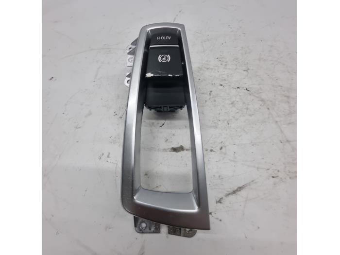 Gebruikte Handrem schakelaar BMW 5 serie (F10) 523i 24V Prijs € 15,00 Margeregeling aangeboden door autodemontage denollen