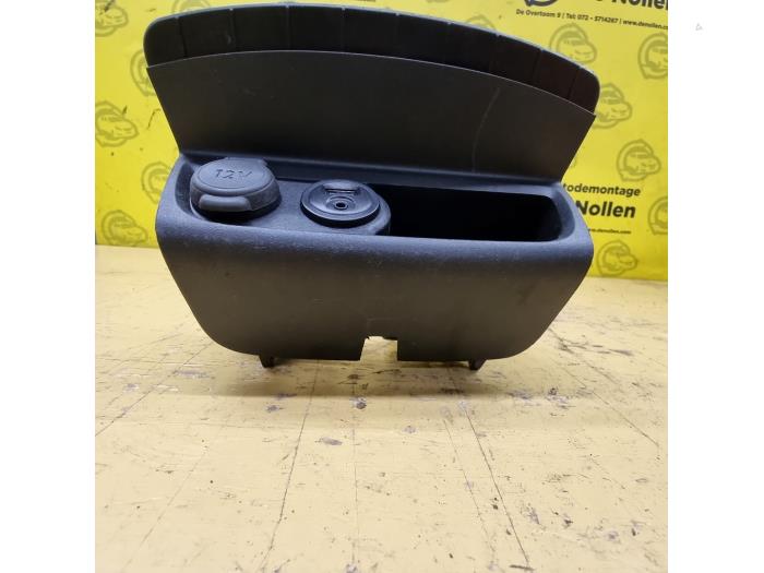 Gebruikte AUX/USB aansluiting Peugeot 208 I (CA/CC/CK/CL) 1.6 16V GTI Prijs € 15,00 Margeregeling aangeboden door autodemontage denollen