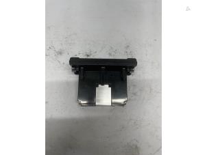 Gebruikte Display Interieur Volvo V50 (MW) 2.4 D5 20V Autom.. Prijs € 49,95 Margeregeling aangeboden door de Nollen autorecycling
