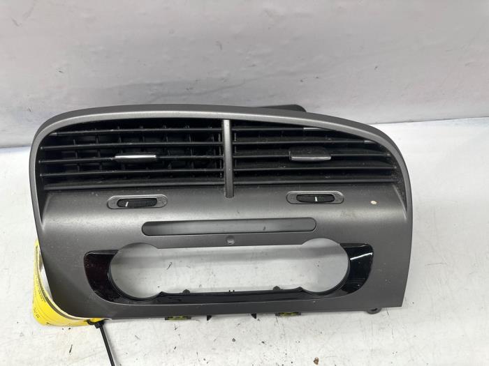 Luchtrooster Dashboard van een Seat Altea XL (5P5) 2.0 TDI 16V 2015