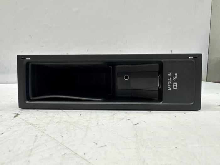 Gebruikte Multimedia aansluiting Seat Altea XL (5P5) 2.0 TDI 16V Prijs € 50,00 Margeregeling aangeboden door autodemontage denollen