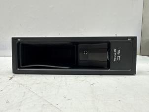 Gebruikte Multimedia aansluiting Seat Altea XL (5P5) 2.0 TDI 16V Prijs € 50,00 Margeregeling aangeboden door de Nollen autorecycling