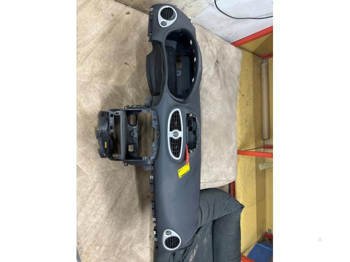 Dashboard van een Renault Clio III (BR/CR) 1.2 16V 75 2011